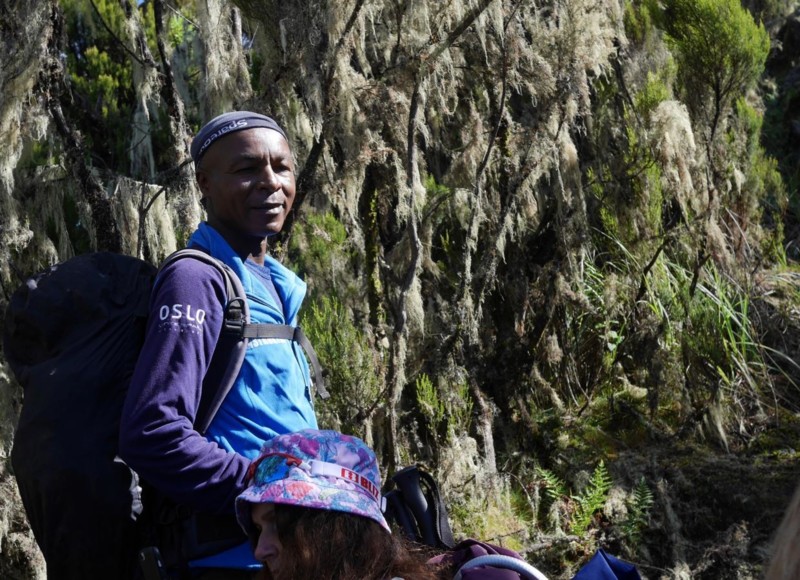 En av v&aring;ra tre guider p&aring; Kilimanjaro