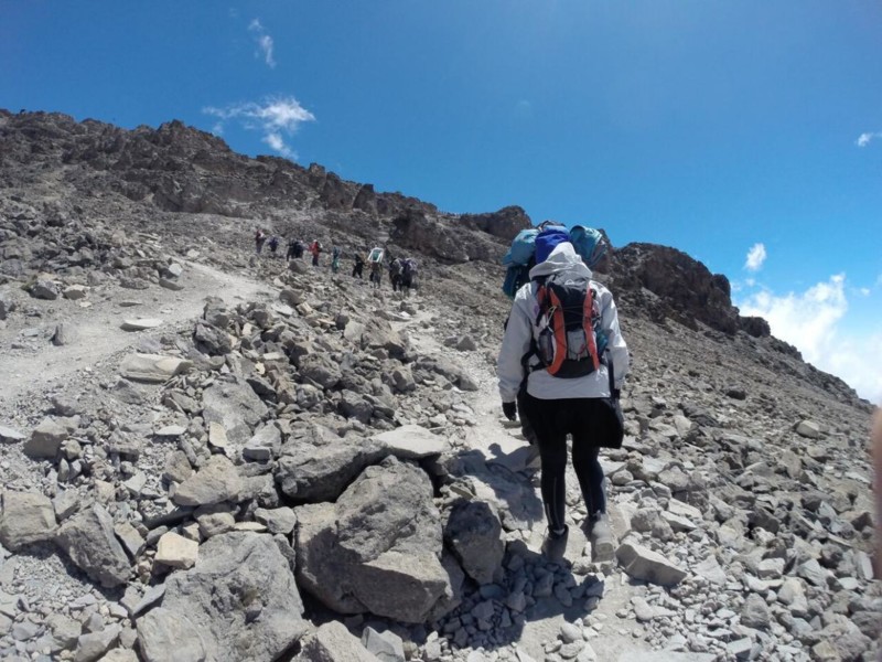 Vandring upp p&aring; Kilimanjaro. Ibland beh&ouml;ver man anv&auml;nda h&auml;nderna f&ouml;r att ta sig upp.