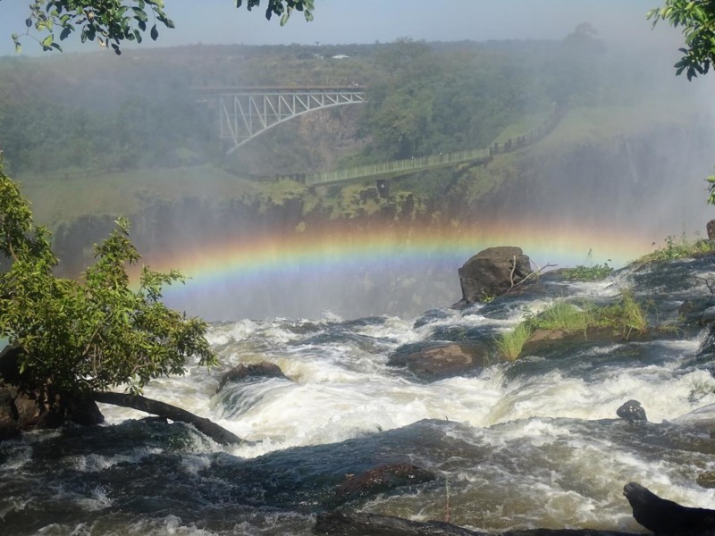 Regnb&aring;de vid Victoriafallen
