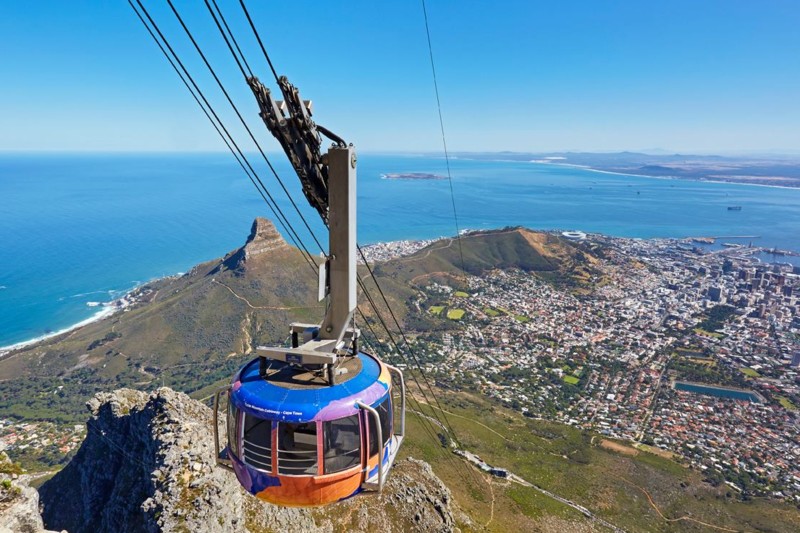 Linbana upp till Table Mountain med utsikt &ouml;ver hela Kapstaden.