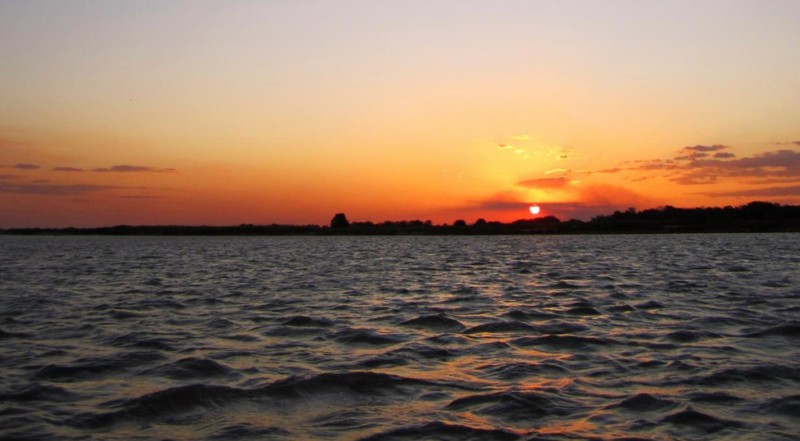 Solnedg&aring;ng bakom havshorisonten i Afrika