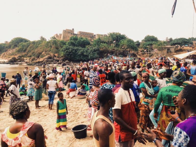 Strand i Ghana med marknad