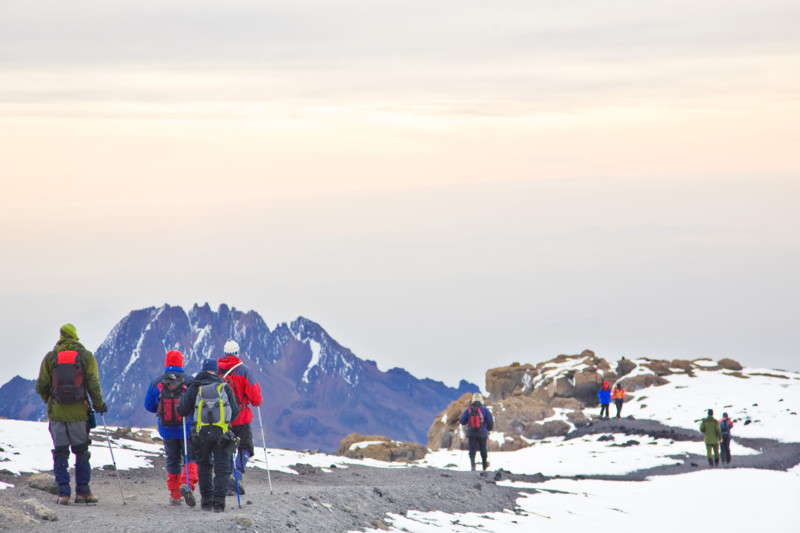 Sn&ouml;t&auml;ckta glaci&auml;rer och vandrare p&aring; Kilimanjaro