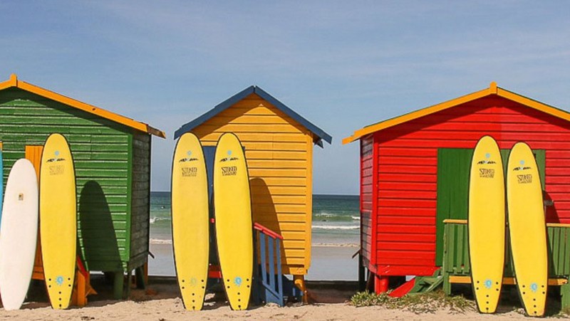 Surfing i Kapstadens starka vindar och stora v&aring;gor