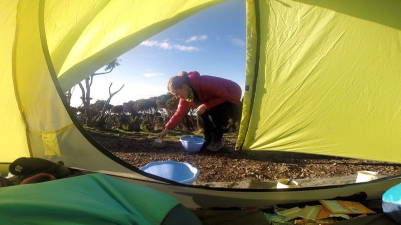 Packar ihop t&auml;ltet f&ouml;r &auml;nnu en dag med vandring p&aring; Kilimanjaro.