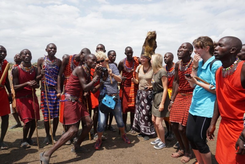 M&ouml;te med lokala folket i Masai Mara