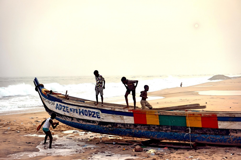 Barn som leker p&aring; stranden i Afrika