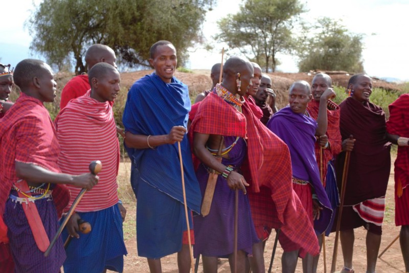 I hoppdanserna st&auml;ller sig alla m&auml;n i en ring d&auml;r var och en f&aring;r sin chans att hoppa s&aring; h&ouml;gt han bara kan medan resten uppmuntrar honom med s&aring;ng
