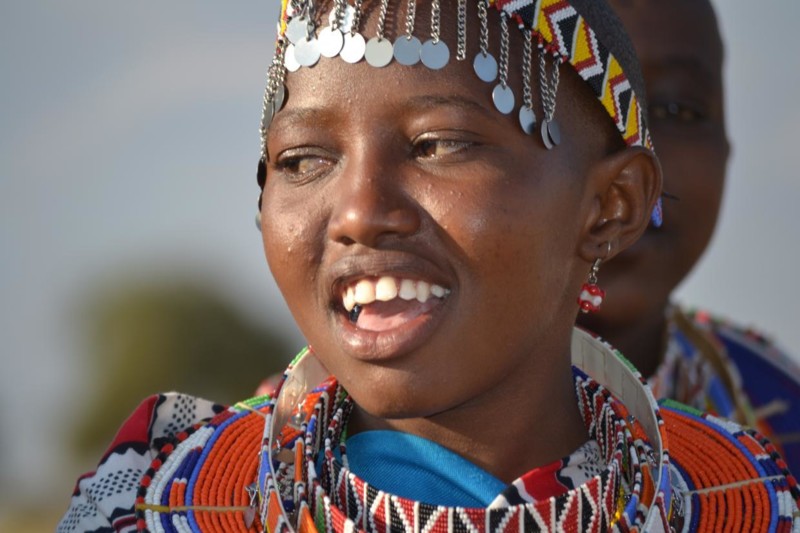 De flesta massajer kl&auml;r sig i sin v&auml;lk&auml;nda &rdquo;shuka&rdquo; &ndash; en s&auml;rk gjord av r&ouml;tt tyg som sveps runt kroppen och som smyckas med handgjorda p&auml;rlhantverk runt nacke, &ouml;ron och armar.