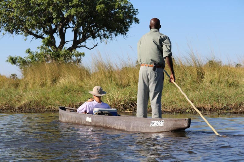 Kanotupplevelse p&aring; safari. Ett bra s&auml;tt att se safaridjuren i Afrika kan vara genom att f&auml;rdas p&aring; vatten.