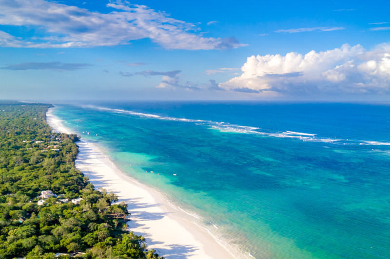 Kenyas vackra kust bjuder p&aring; unika upplevelser och barfotalyx.