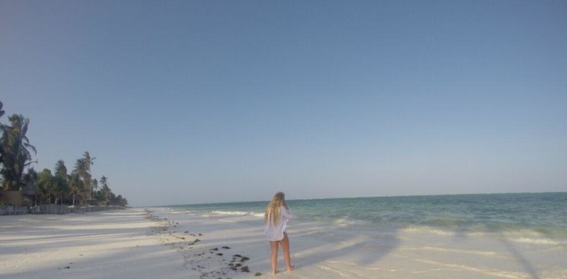 Resan avslutades p&aring; Zanzibar. H&auml;r st&aring;r Josefine p&aring; en av Zanzibars dr&ouml;mmiga str&auml;nder.