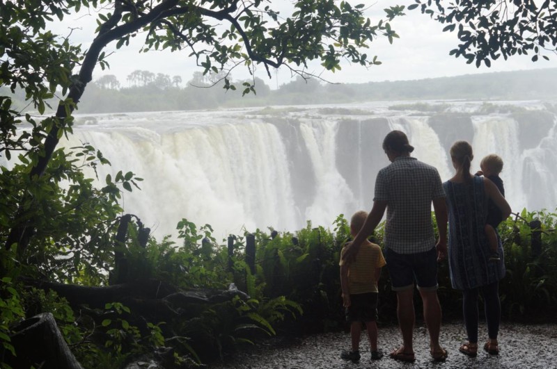 Victoriafallen &ndash; en m&auml;ktig upplevelse f&ouml;r familjen