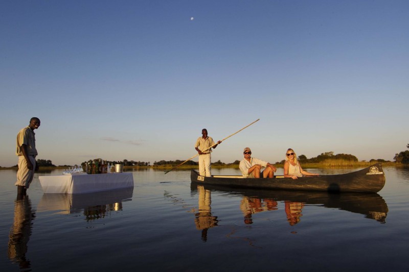 Med erfarna guider s&aring; glider ni fram l&auml;ngs vattnet i tystnad