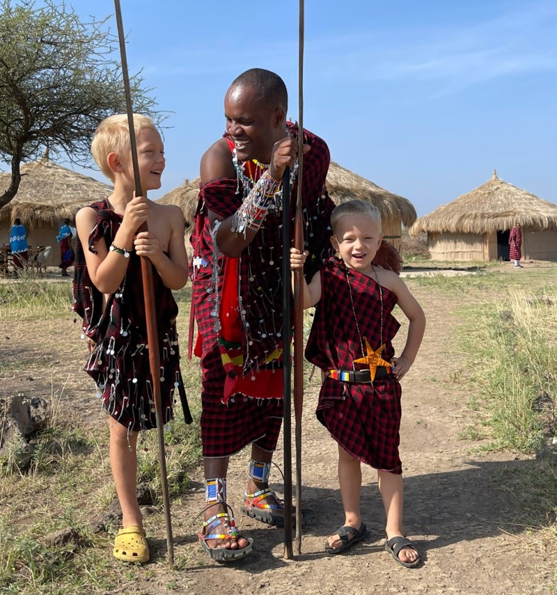 Barn p&aring; bes&ouml;k i Massajby