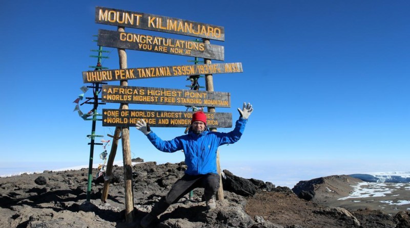Vandrare p&aring; toppen av Kilimanjaro