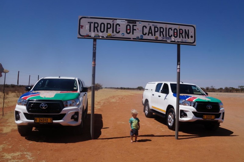 Max poserar tillsammans med v&aring;ra tv&aring; pickups n&auml;r vi korsar Stenbockens v&auml;ndkrets.