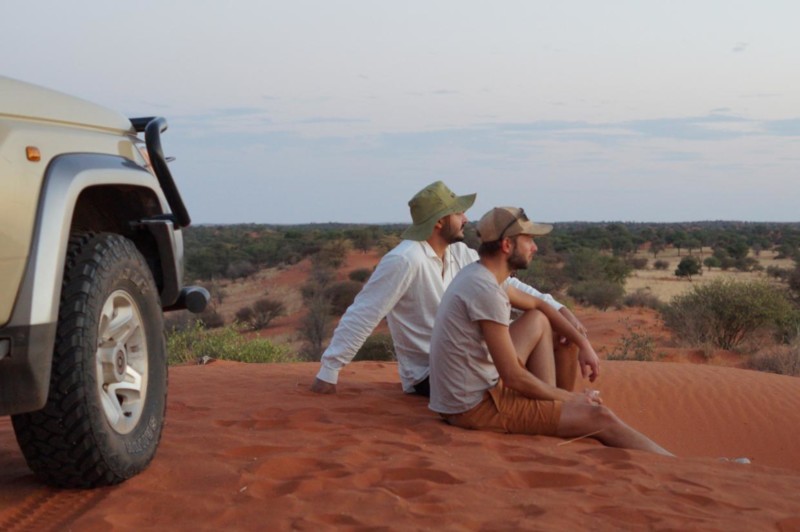 Josef och Joel njuter av solnedg&aring;ngen &ouml;ver Kalahari f&ouml;rsta kv&auml;llen i Namibia.