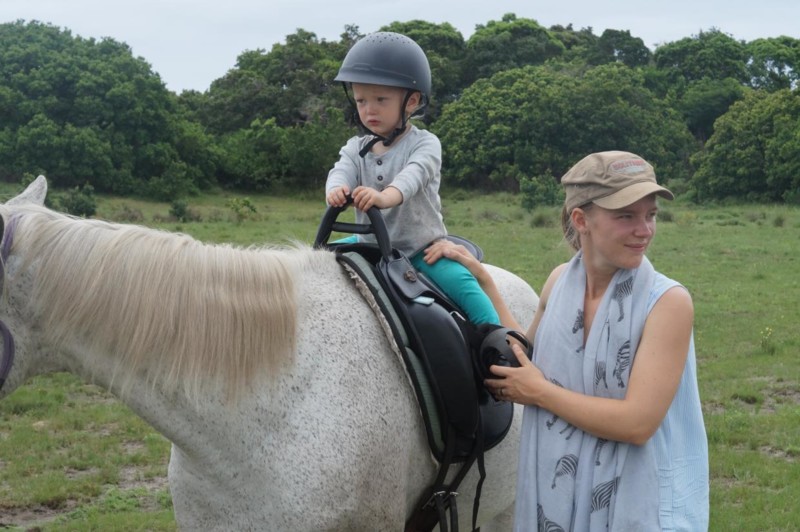 Under v&aring;r vandring s&aring;g vi zebror, antiloper och v&aring;rtsvin. Efter ridningen var barnen lyriska, de ville rida mer.