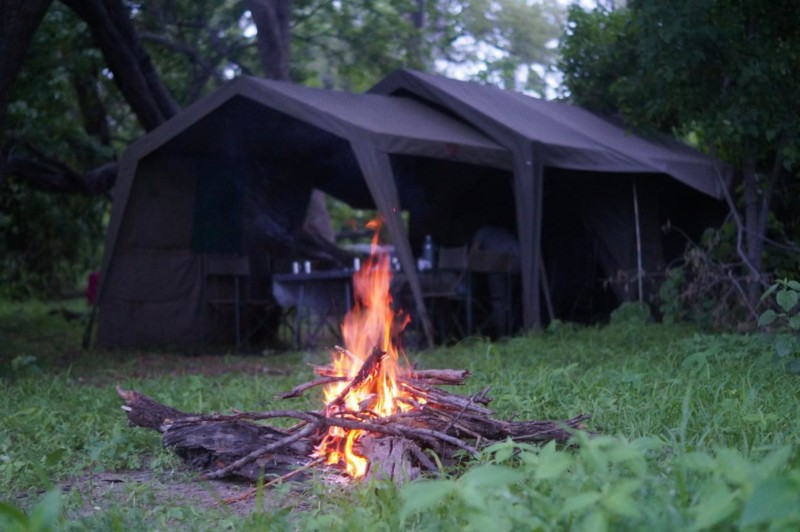 L&auml;gereld utanf&ouml;r t&auml;ltet i Maun