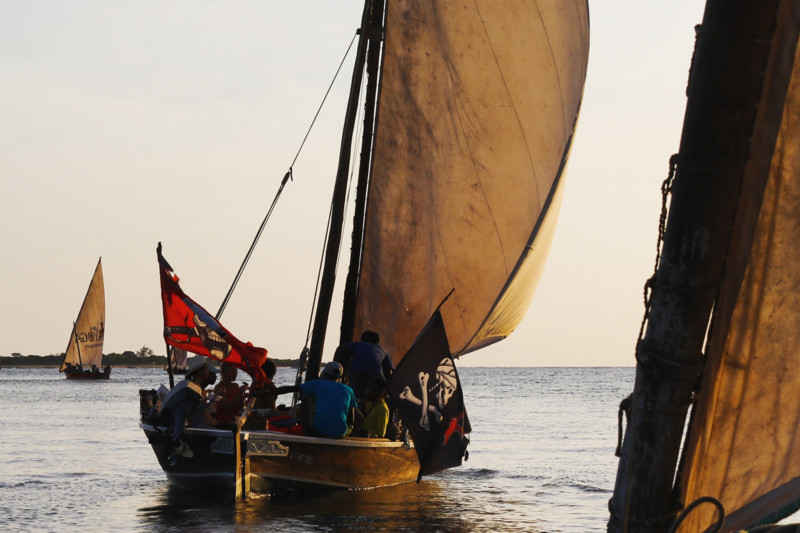 Segling l&auml;ngs kusten p&aring; Indiska oceanen.